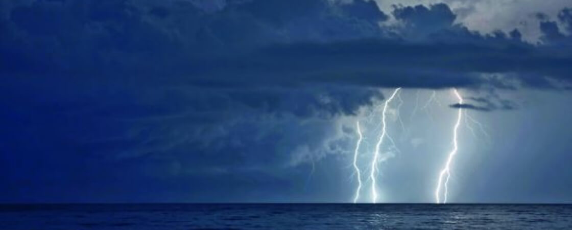 https://www.clubmarine.com.au/explore-boating/articles/when-lightning-strikes/_jcr_content/root/parsys/wrapper_copy/wrapper/image.img.82.3360.jpeg/1685284390203/lightning-stroke-on-the-water.jpeg